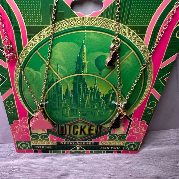 💚🩷Wicked Glinda Elphaba BFF necklace set NWT - Picture 11 of 14